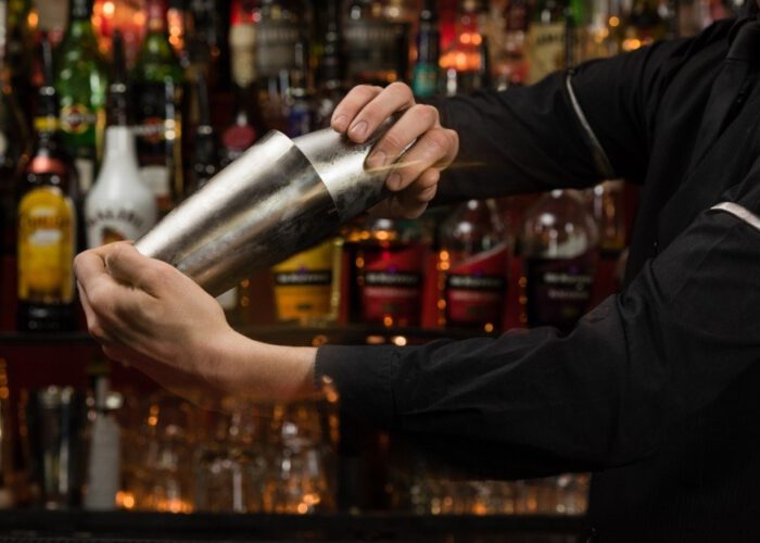 Bình shaker là vật bất ly thân đối với nhân viên pha chế